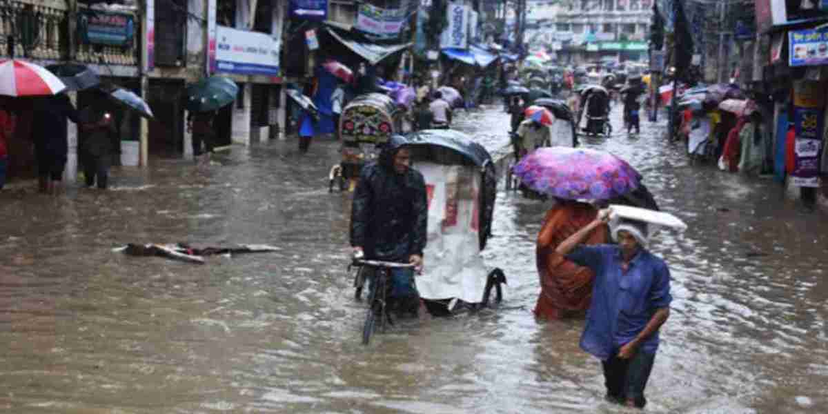 বৃষ্টির পানিতে চট্টগ্রামে জলাবদ্ধতা, অসহনীয় ভোগান্তি