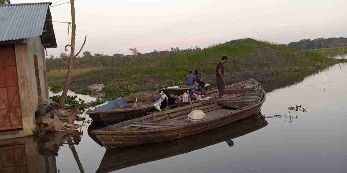 বর্ষার সিজনে গ্রাম অঞ্চলে নৌকা দেখা যায়