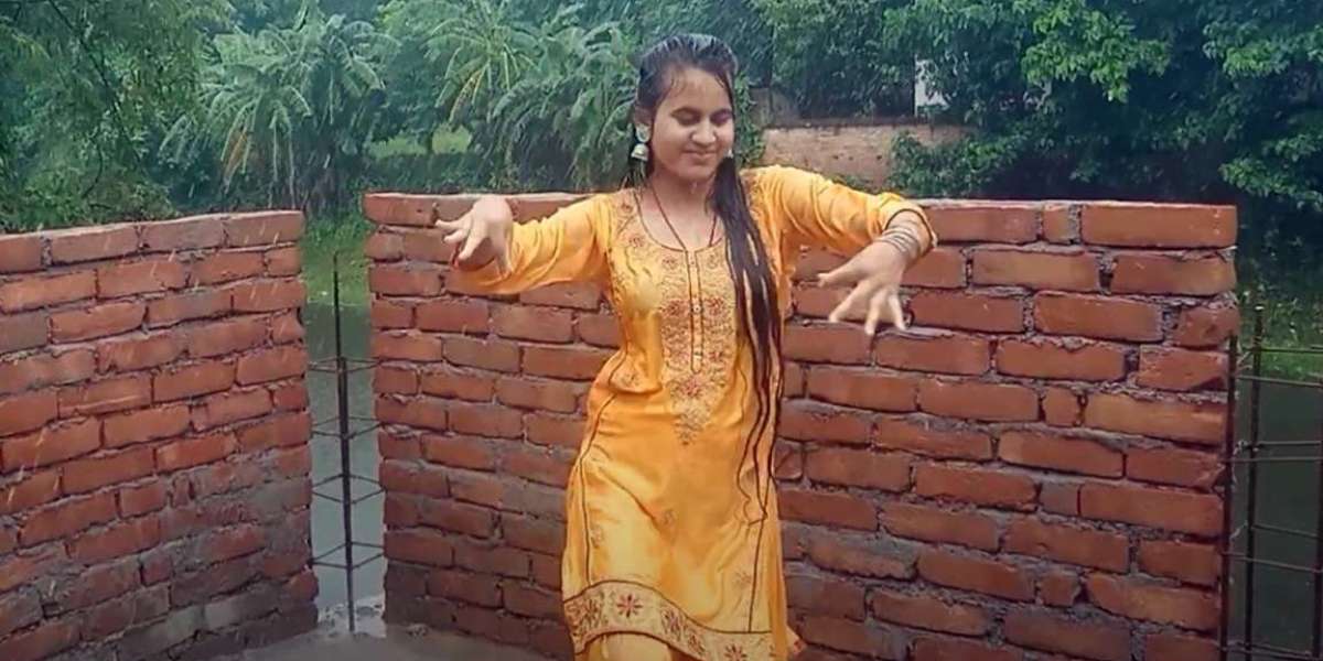 The beautiful young woman stormed the open roof in the rain with a great dance