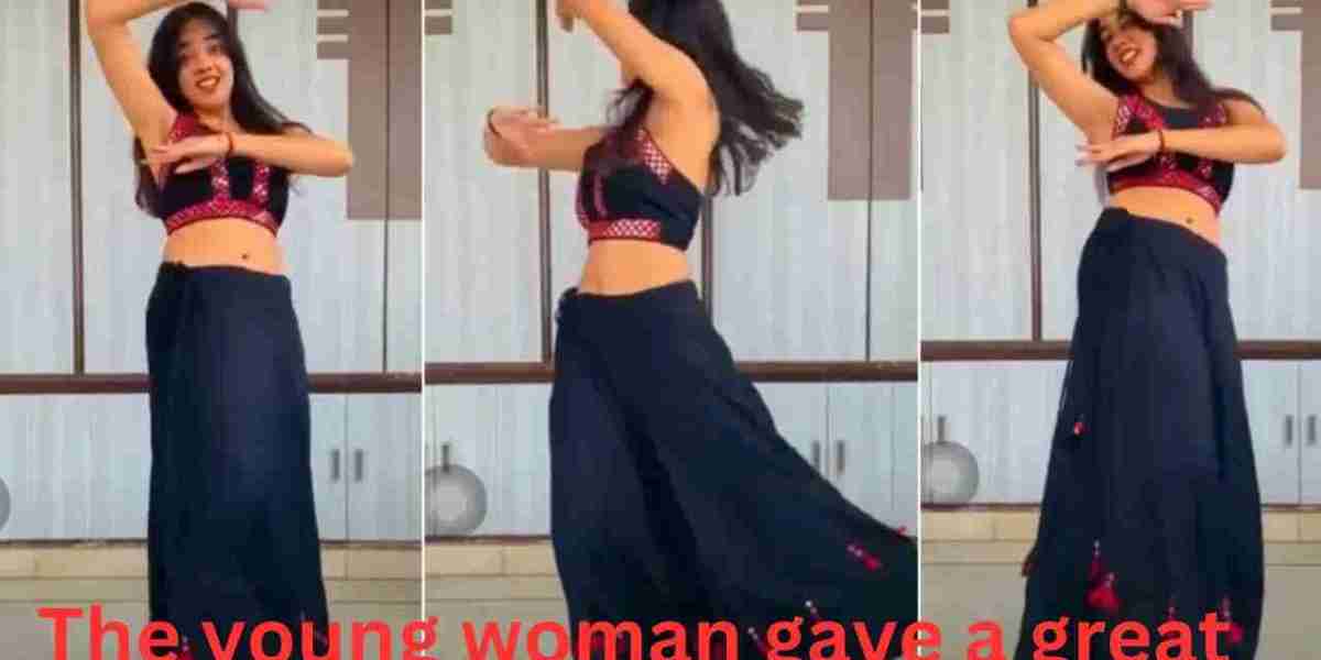 The young woman gave a great dance by swinging her waist, stormed the net world