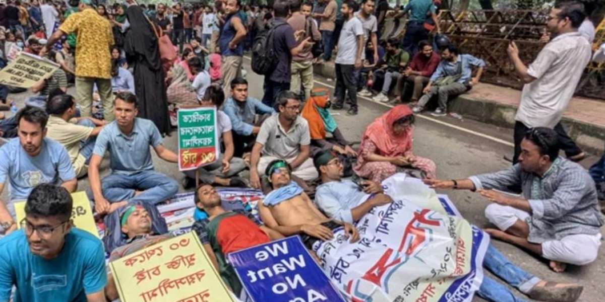 Police tearshell-lathicharge on students in front of Yamuna