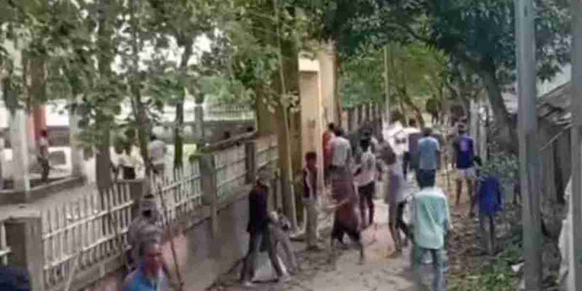 In Sunamganj, more than half a hundred were injured in the fierce clash between the two sides