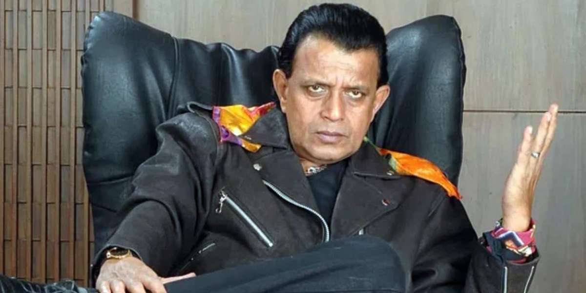 Mithun Chakraborty receiving 'Dadasaheb Phalke' award