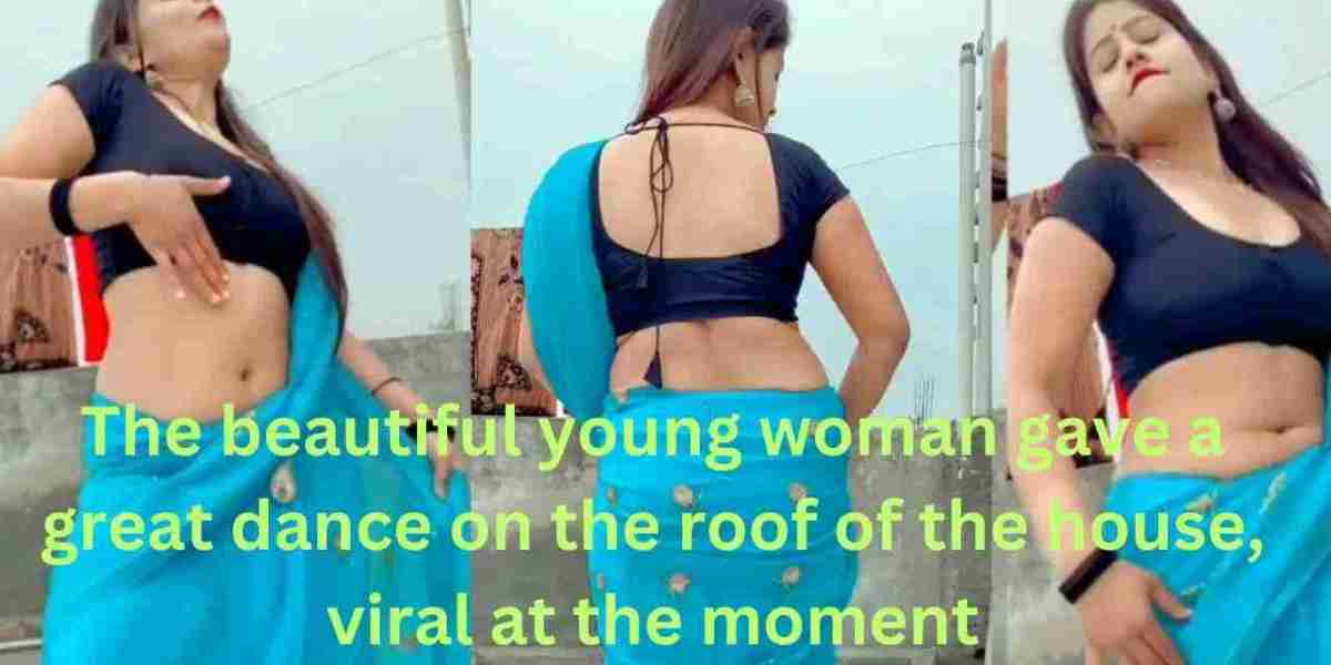 The beautiful young woman gave a great dance on the roof of the house, viral at the moment