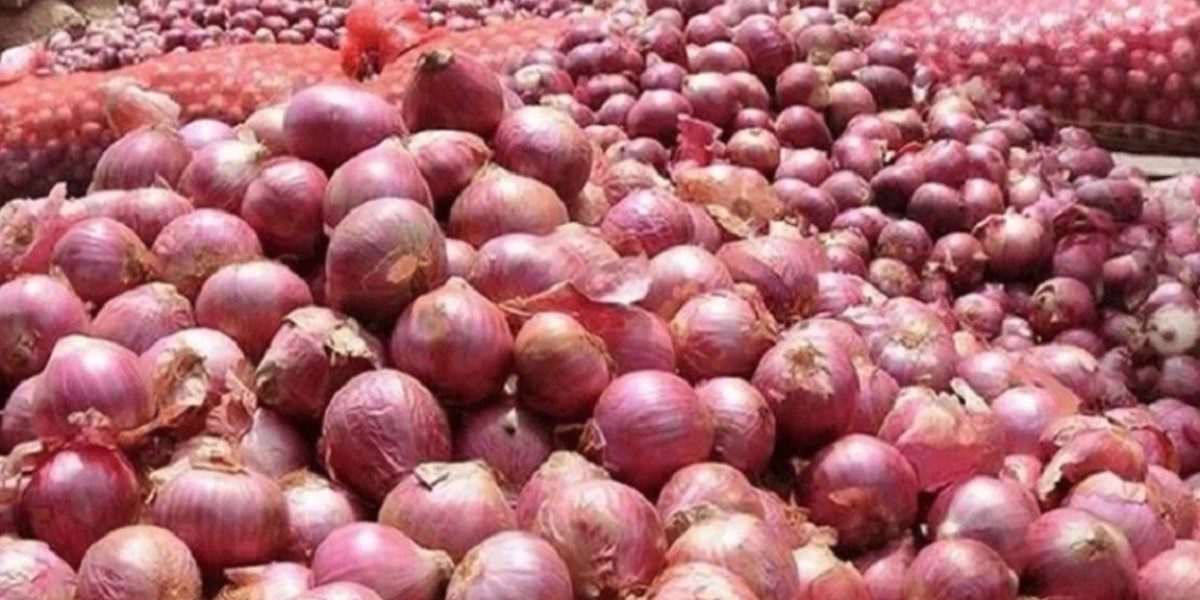 Unstable onion market at the port