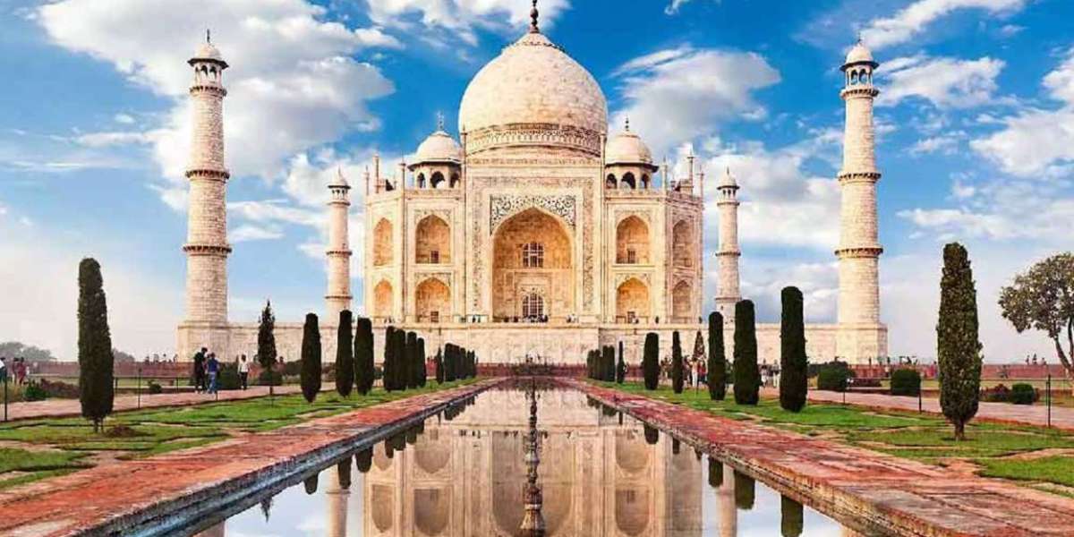 Why is the white color of the Taj Mahal changing day by day?