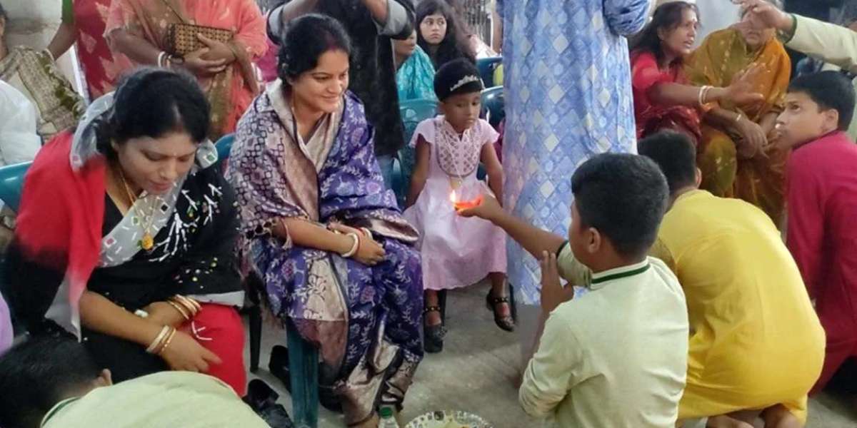 The children expressed their love by washing the feet of 50 mothers and making sweet faces