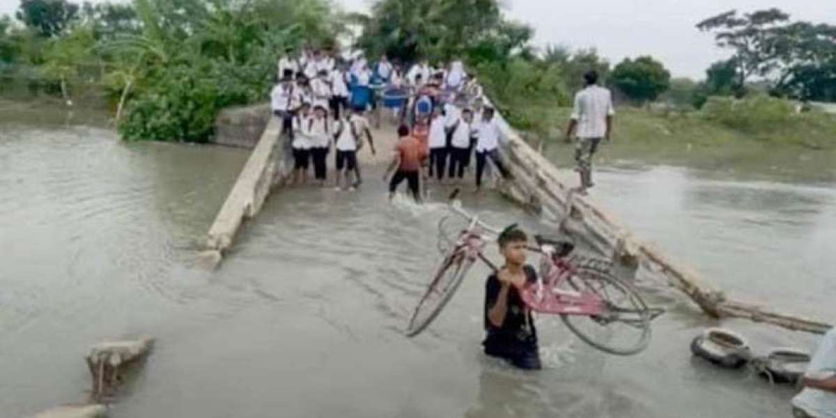 Millions of people risk crossing the broken bridge