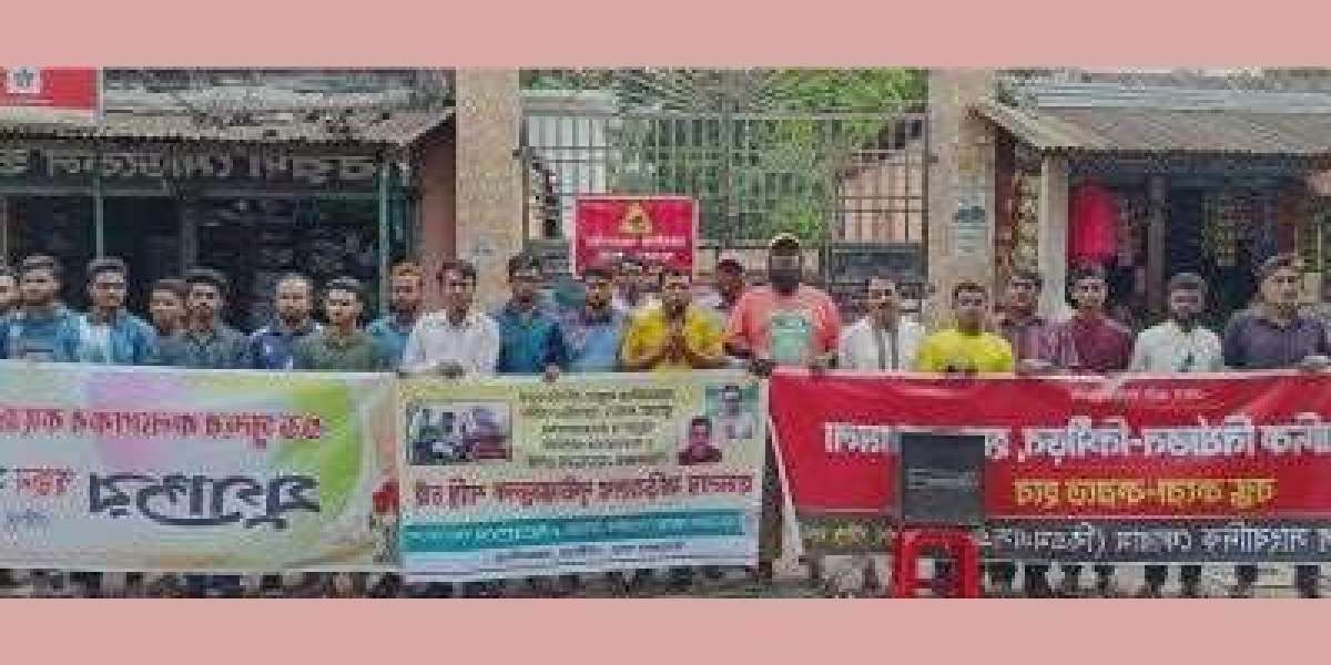 Human chain-meeting to protest the attack on journalists