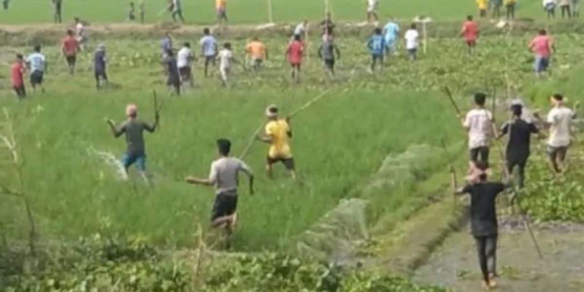 In Brahmanbaria, 30 were injured in a clash between two parties over 10 taka