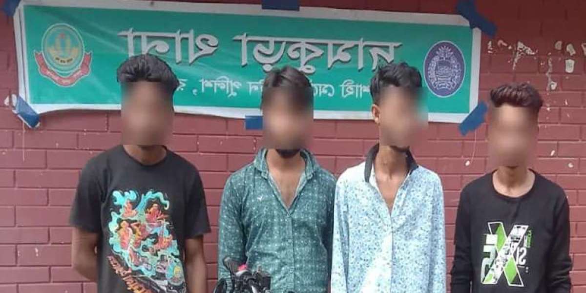 4 juvenile gang members of the city were arrested while robbing the village