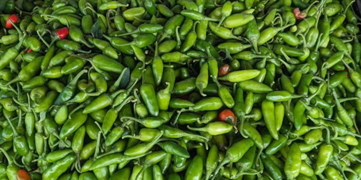 The price is on fire, the price of 12 green chillies is 30 rupees