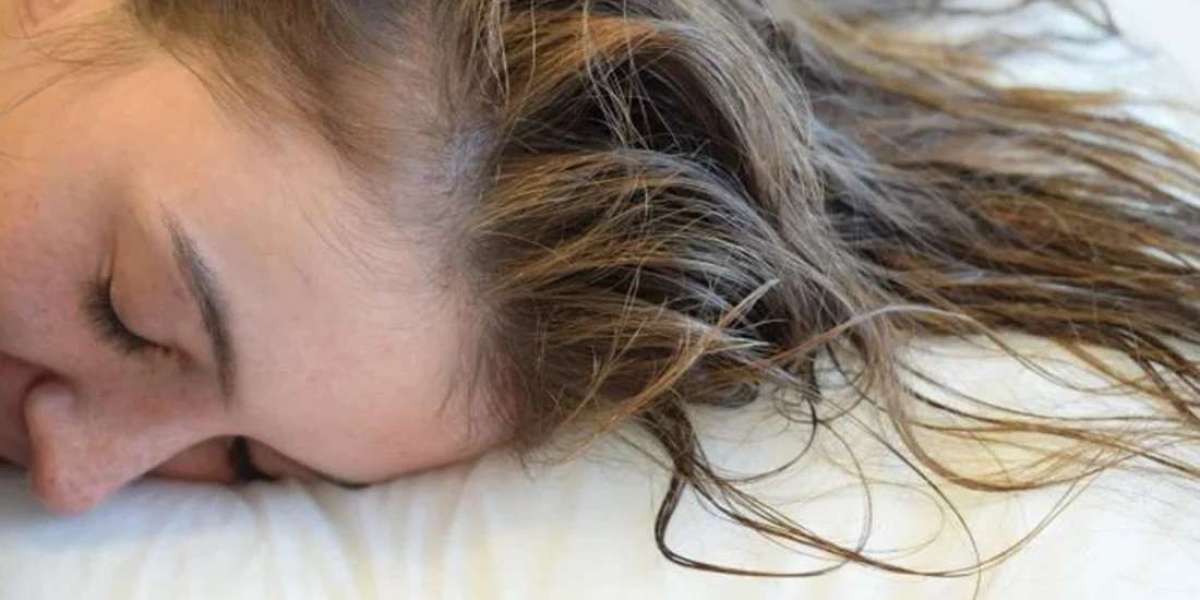 Is sleeping with wet hair harmful to health?