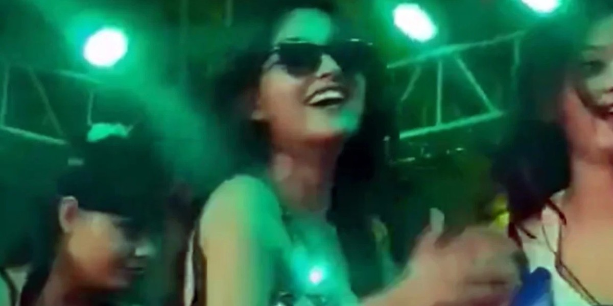 The beautiful young woman stormed the open stage with a wild dance, viral video