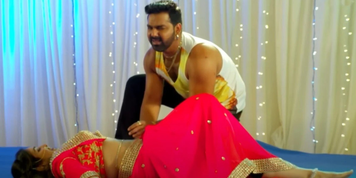 Uncontrollable Pawan Singh watching Amrapali Dub's sexy dance, viral video