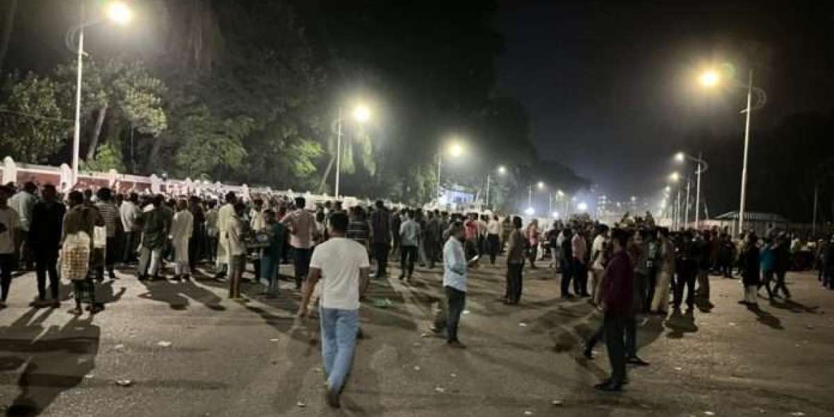 Protesters in Bangladesh have seiged Banga Bhaban, the presidential palace, demanding the resignation of President Moham