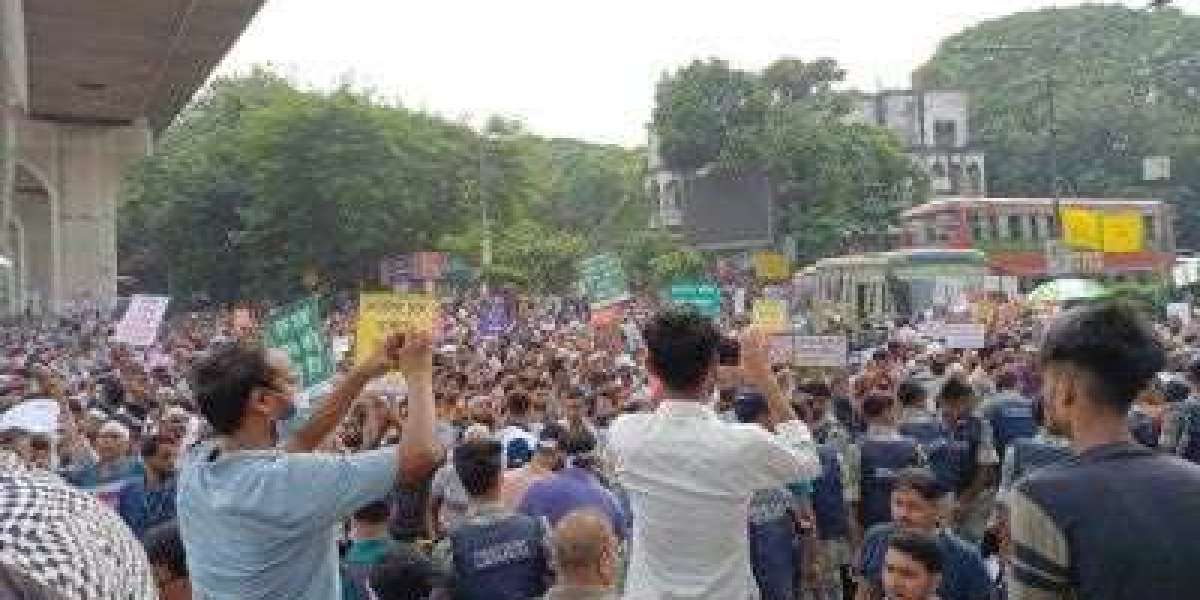 Outsourcing workers block Shahbagh, stop traffic