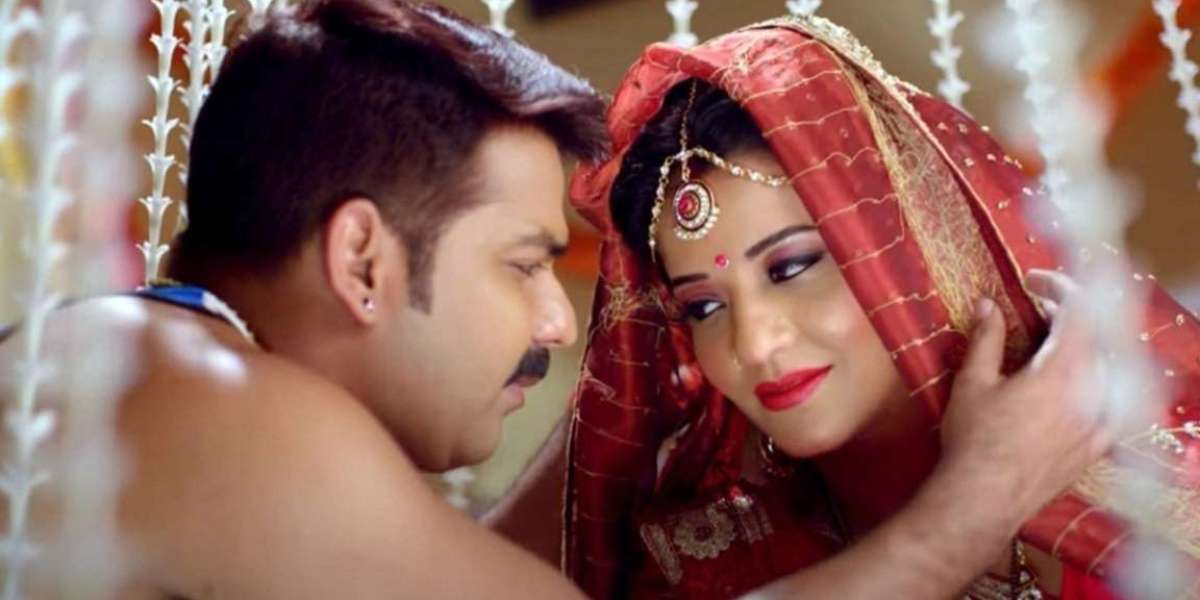 Mona Lisa and Pawan Singh's passionate romance took the net world by storm