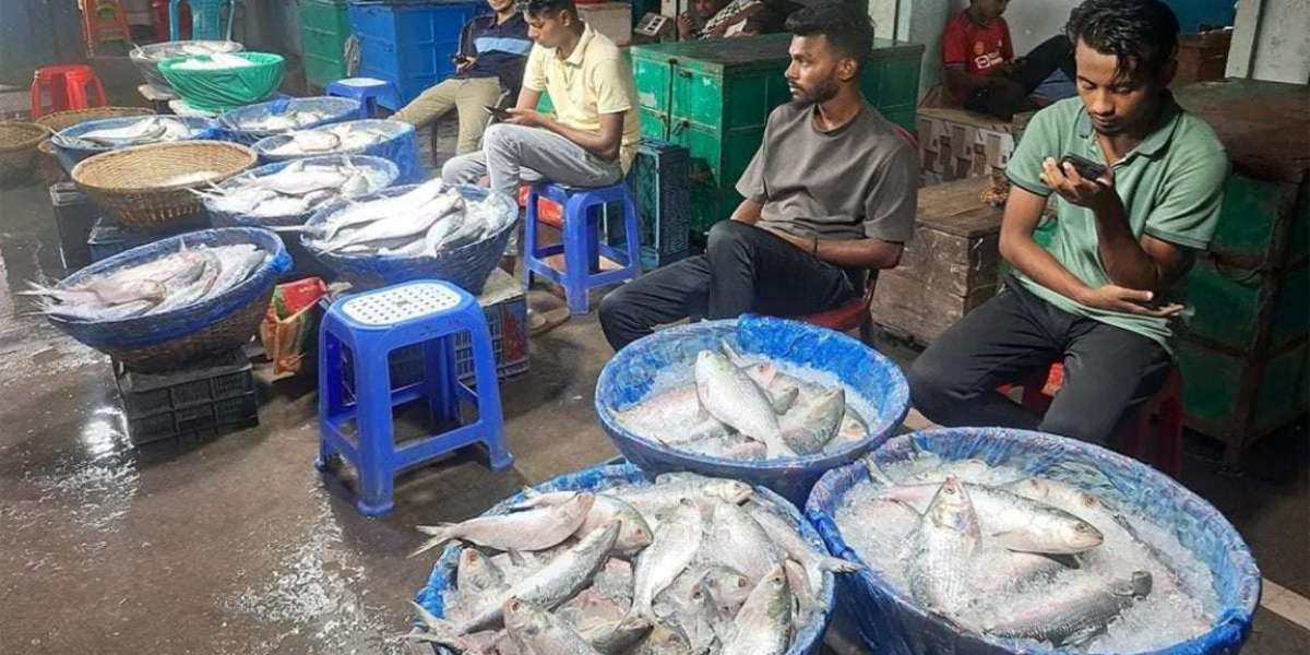 Selling hilsa by reducing the price, crowd of buyers