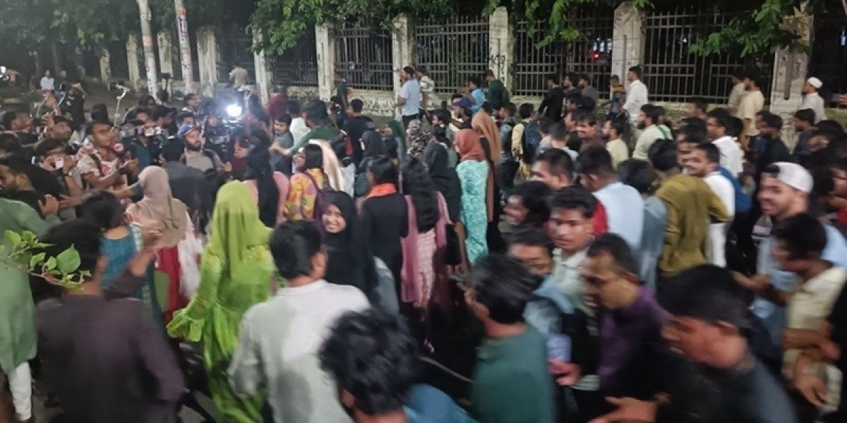 Jubilation march in DU as Chhatra League is banned