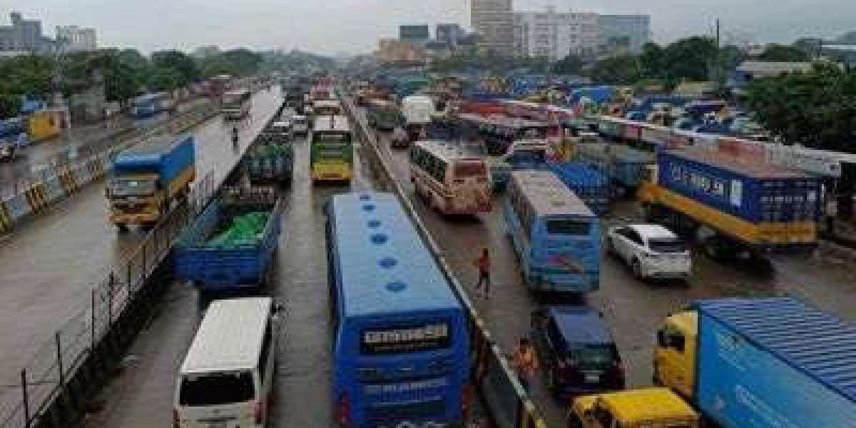 Long traffic jam on Dhaka-Chittagong highway, passengers suffer