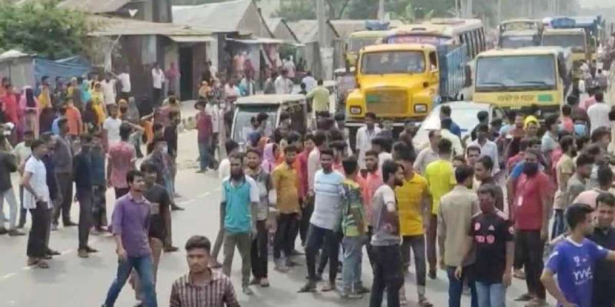 Blockade of Dhaka-Tangail highway demanding salary arrears in Gazipeur