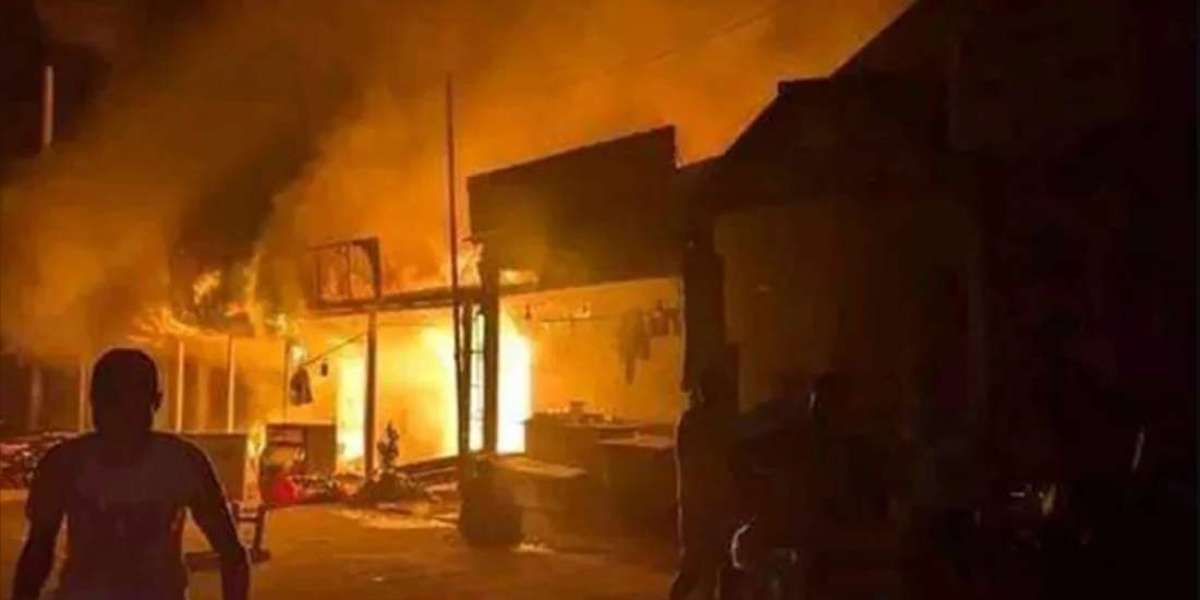 30 shops have been burnt in the fire in the ink market of Narayanganj