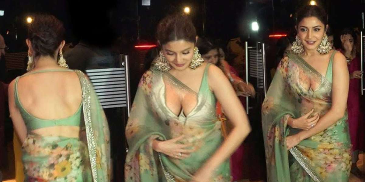 Cleavage was seen in Anushka's sleeveless blouse, viral video