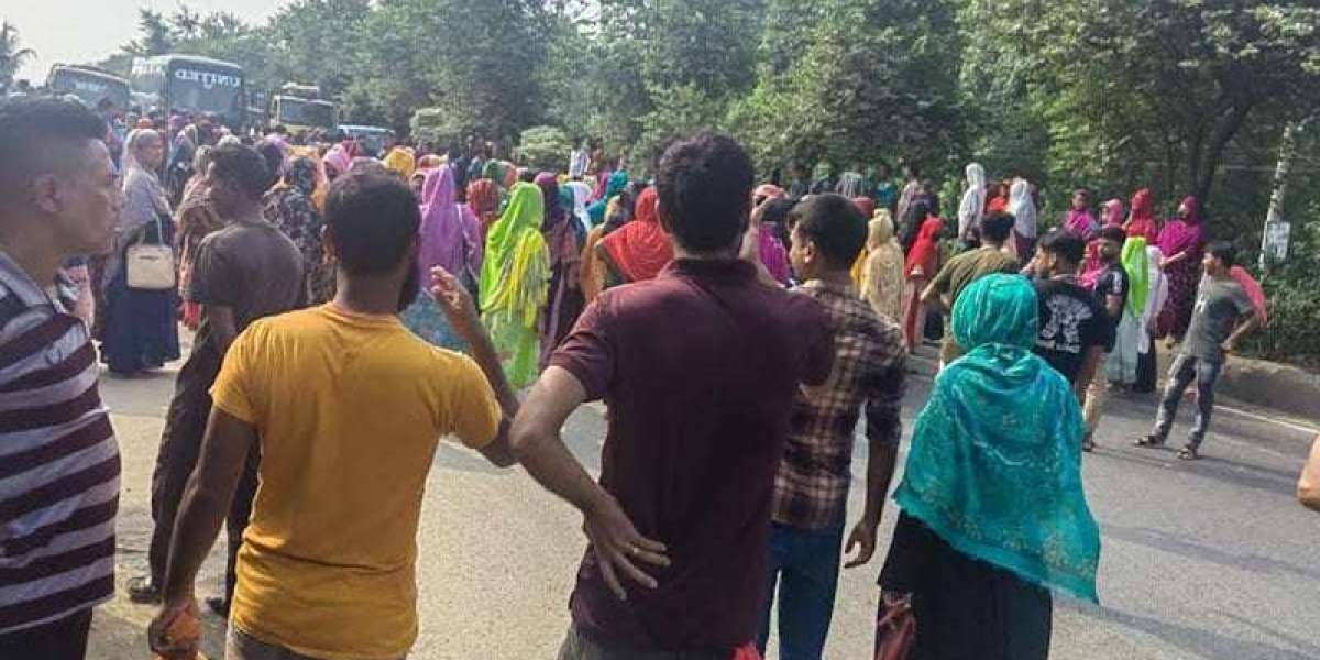 Road blockade of workers demanding Puja holiday in Gazipur