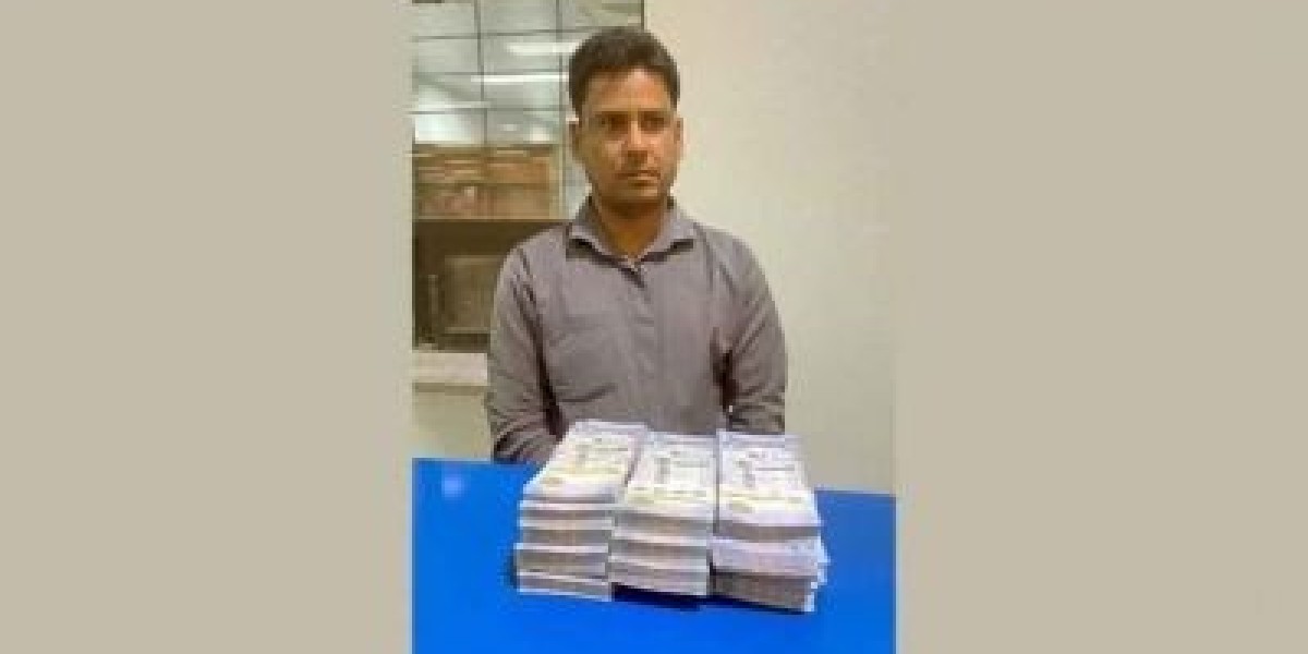 Saudi Riyals worth 3 crore rupees were found in Shah Amante passenger's bag