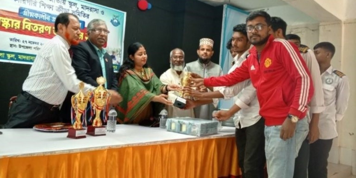 Distribution of prizes to winners of sports competitions in Kapasia