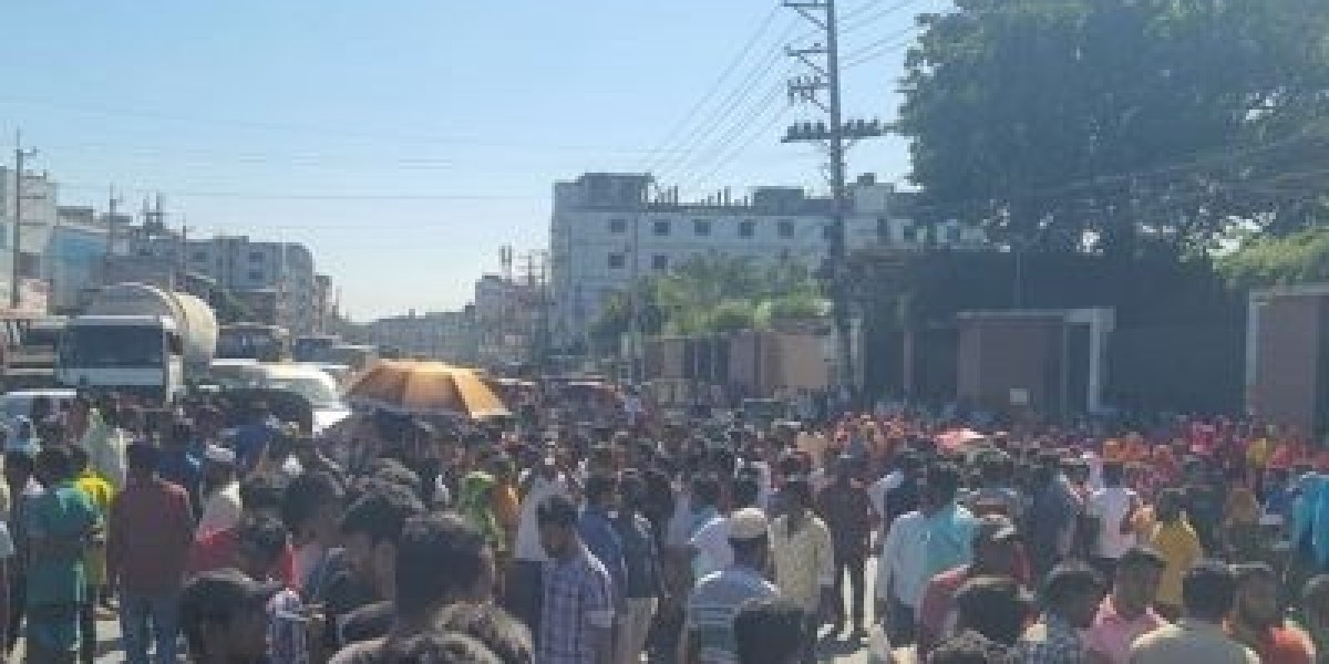 Long traffic jam on Dhaka-Mymensingh highway due to workers' blockade