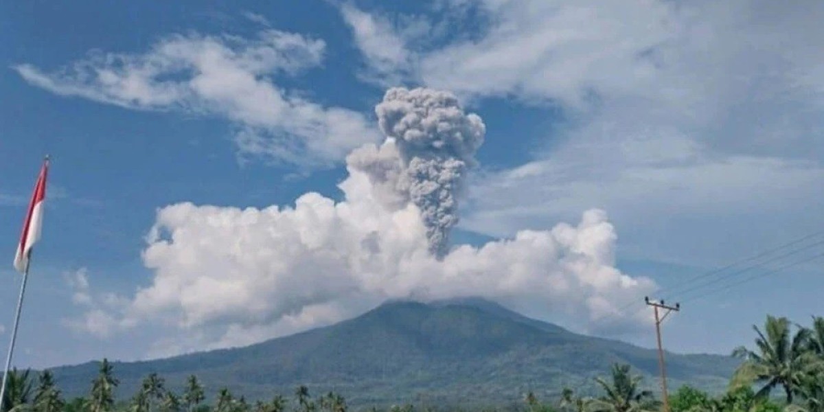 9 people died in the eruption of a volcano in Indonesia