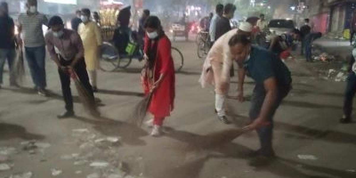 At the end of the rally, the activists cleaned the garbage on the road