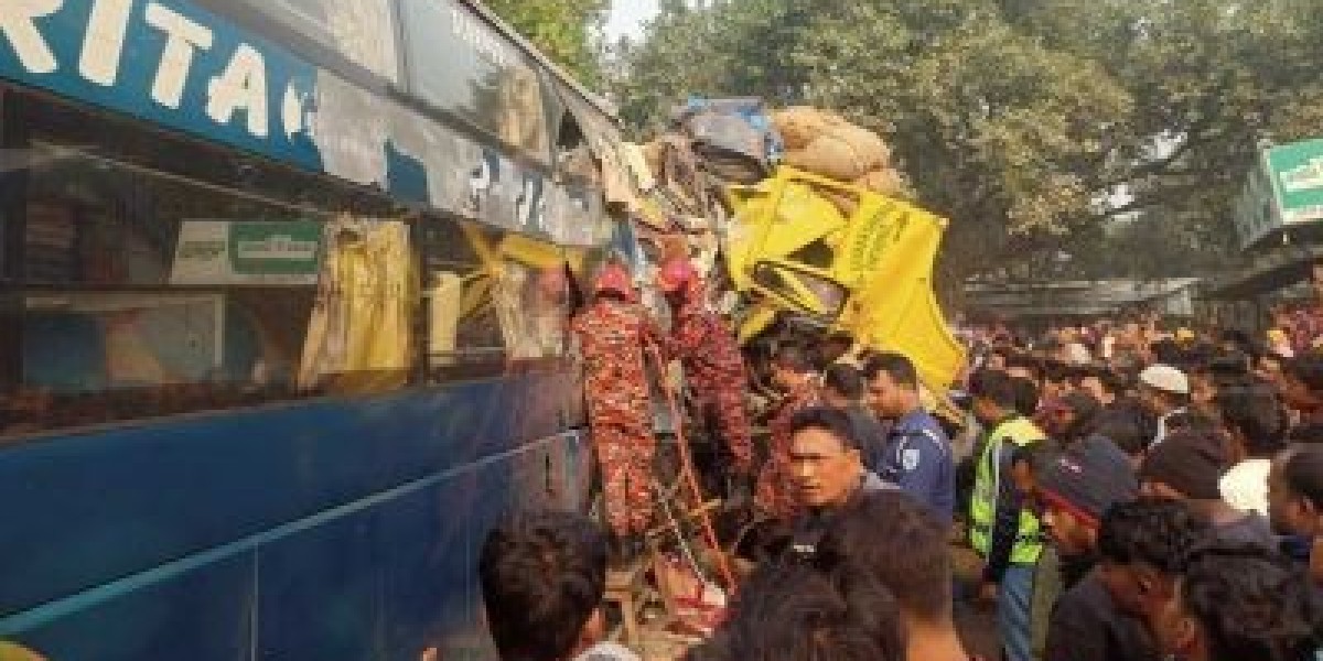 Night coach-paddy truck collision, 3 dead