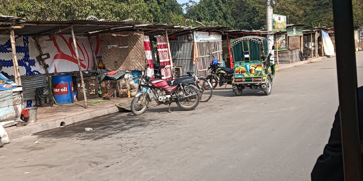 বাড়িতে আমার এক মামাতো ভাই